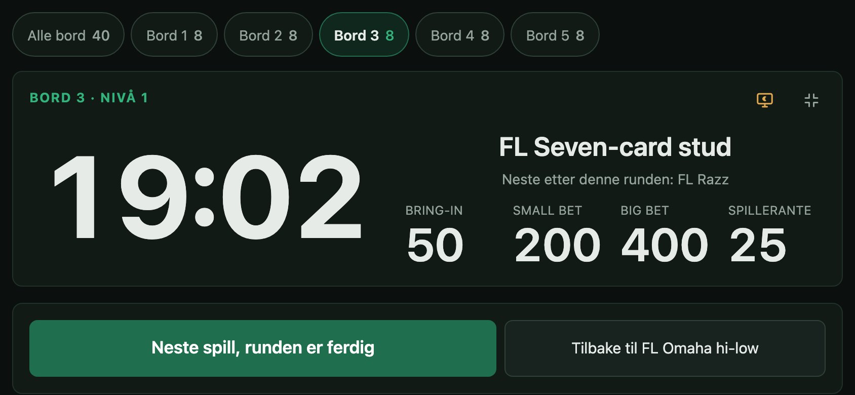 Mobilen til en dealer, holdt på tvers ved Bord 3. Den viser tiden som er igjen, FL Seven-card stud med beløpene, og knappen Neste spill, runden er ferdig.
